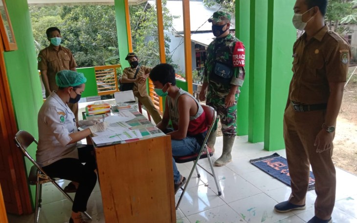 Maksimalkan PPKM Mikro Babinsa Hulu Sungai Dampingi Tenaga Medi Lakukan tracking dan swab antigen