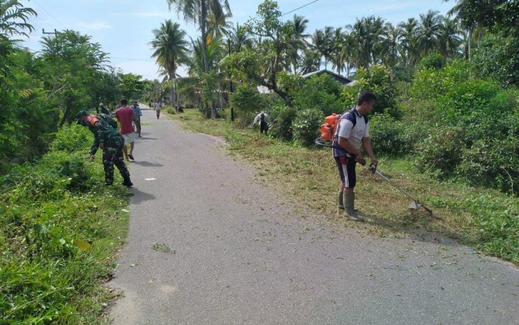 Babinsa Kodim 1203/Ktp Bersama Warga Gotong-Royong Berihkan Jalan