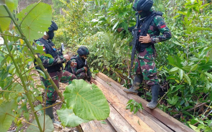 Satgas Pamtas Yonif 407/PK Pos Gunung Sepan Badak melaksanakan patroli Keamanan Perbatasan Indonesia-Malaysia di wilayah Kecamatan Ketunggau Hulu, Kabupaten Sintang.