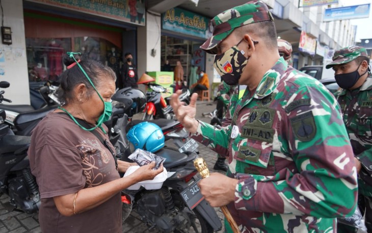 Komandan Korem 071/Wijayakusuma Kolonel Inf Dwi Lagan Safrudin, S.I.P., dan didampingi oleh Dandim 0701/Banyumas Letkol Inf Chandra, S.E., M.I.Pol., melaksanakan kegiatan berbagi berkah Ramadhan dengan membagikan nasi kotak dan masker gratis kepada masyarakat menjelang buka puasa, Senin (3/5/2021).