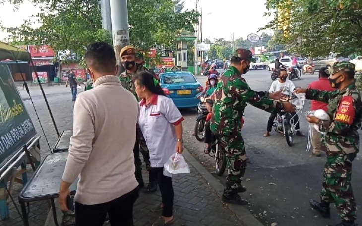 prajurit Kodam IV/Diponegoro tampak berkumpul dijalan membagikan takjil untuk berbuka puasa kepada masyarakat.