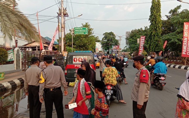 Polsek Pekalongan Utara bersama dengan Sat Narkoba Polres Pekalongan Kota menggelar kegiatan pembagian takjil gratis dan masker untuk berbuka. Kegiatan dilaksanakan di ruas jalan depan Polsek Pekalkngan Utara dan depan mako Polres Pekalongan Kota  dengan sasaran para pengguna jalan, Kamis (6/5/2021) petang.