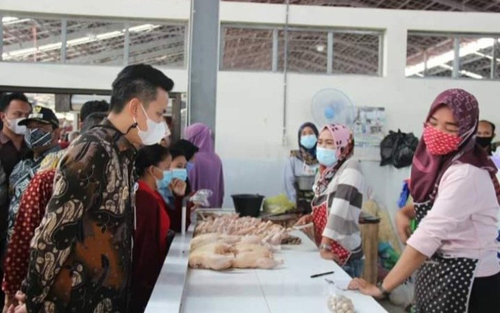 Pemerintah Kabupaten Kendal melakukan monitoring harga kebutuhan pokok di pasar Pagi Kaliwungu dan beberapa toko swalan di Kabupaten Kendal, kemarin hari Kamis (6/5/2021).