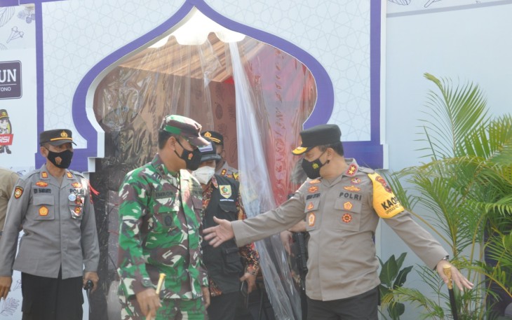 Kapolda Jawa Tengah Irjen Pol Ahmad Luthfi melakukan kunjungan kerja di Kabupaten Wonogiri. Kunjungan  kerja Kapolda Jateng kali ini di Kabupaten Wonogiri, dalam rangka meninjau rangka Ops Ketupat Candi tahun 2021 di Pos Terpadu Nambangan, Selogiri, Kabupaten Wonogiri, Jumat pagi, (7/5/21).