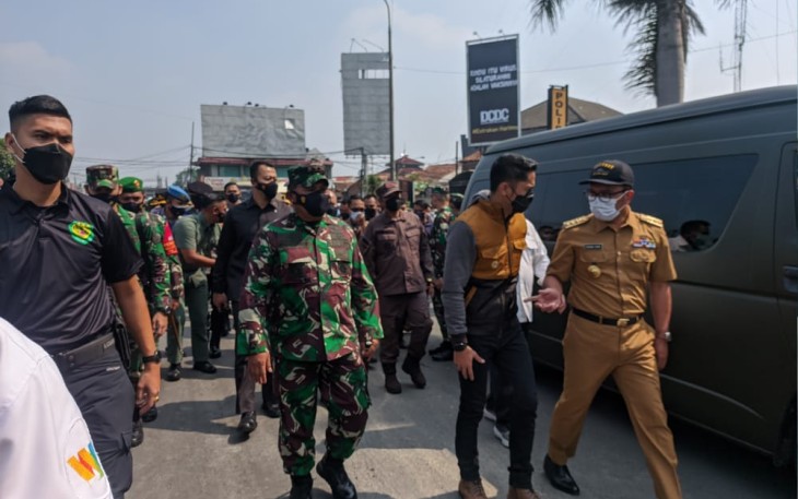 Pangdam III/Siliwangi Mayjen TNI Nugroho Budi Wiryanto, tinjau Penyekatan Peniadaan Mudik 2021 di Pospsol Pelayanan Ops Ketupat Lodaya 2021 Polres Cimahi GT. Tol Padalarang Desa Kerta Jaya Kecamatan Padalarang, Kabupaten Bandung Barat, Jawa Barat, Senin (10/5/2021).