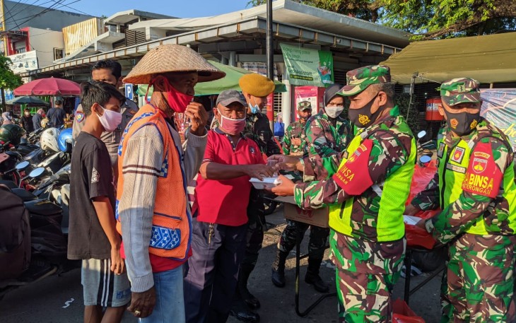 personil TNI Kodam Diponegoro bersama jajaran Polda Jateng membagikan 500 paket dengan menu nasi, lauk pauk siap saji dan air mineral dibagikan ke masyarakat 