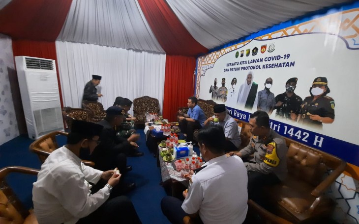 Kapolres Pekalongan Kota AKBP M Irwan Susanto, S.I.K.,SH,MH bersama Forkompida dan WANTIMPRES Habib Luthfi didampingi pejabat utama Polres Pekalongan Kota mengunjungi Pos Pengamanan Terpadu dan Pos Pelayanan Exit Tol Senin malam, (10/5/2021).