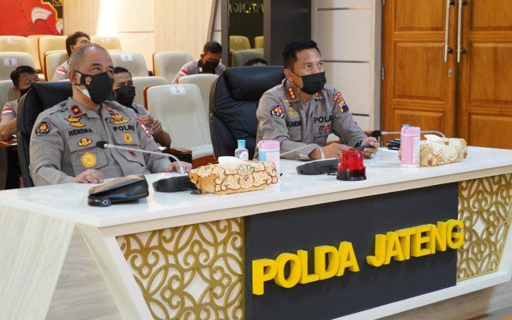 Karo PID Bidhumas  Polri, Brigjen M. Hendra Suhartiyono dan Kabidhumas Polda Jateng, Kombes Iskandar Fitriana Sutisna, mengikuti video conference yang dipimpin Kadivhumas Polri, Irjen Raden Prabowo Argo Yuwono.