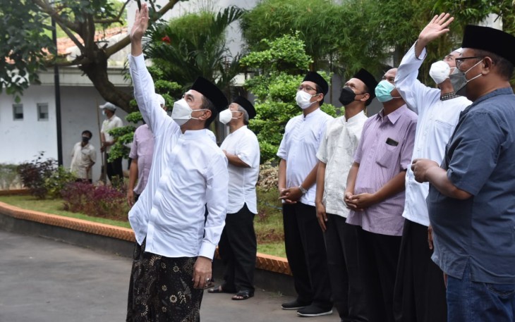 Bupati Haryanto ketika menjenguk pasien isolasi
