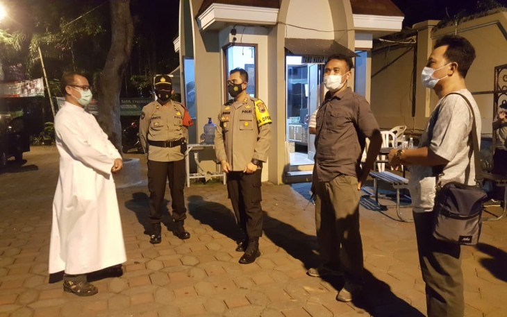 Kapolres Pekalongan Kota Akbp M Irwan Susanto,S.I.K,SH,MH tetap melakukan pengecekan pelaksanaan pengamanan ibadah Pascah peringatan kenaikan Isa Al Masih Kamis petang, (13/5/2021).