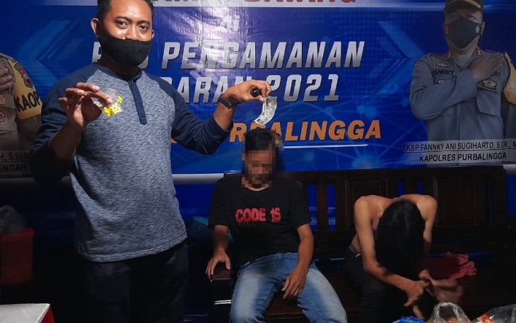 Petugas Pos Pengamanan Operasi Ketupat Candi 2021 di Kecamatan Padamara, Kabupaten PurbaIingga mengamankan dua pemuda yang didapati membawa sejumlah obat terlarang. Hal tersebut didapati saat petugas melakukan pemeriksaan kendaraan di depan pos pengamanan, Kamis (13/5/2021) malam. 