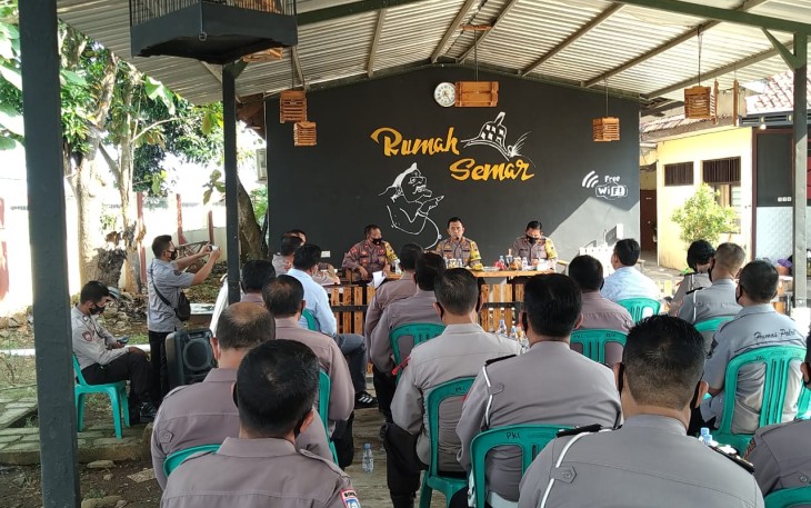 Kapolres Pekalongan Kota AKBP M Irwan Susanto., S.I.K., SH,MH,  saat pimpin Anev OKC 2021 diserambi Polsek Pekalongan Kota dihadiri PJU, Para Kapolsek dan Perwira yang mengikuti Ops Ketupat Candi.