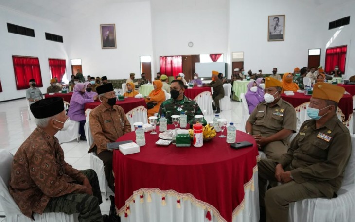 Komandan Korem 071/Wijayakusuma, Kolonel Inf Dwi Lagan Safrudin, S.I.P., saat memberikan sambutan di hadapan para KBT (Keluarga Besar TNI) Korem 071/Wijayakusuma, dalam acara Penyelenggaraan Kegiatan Komunikasi Sosial dengan Keluarga Besar TNI Korem 071/Wijayakusuma, Semester I TA. 2021, Kamis (20/5/2021) di Gedung Pertemuan A. Yani Makorem 071/Wijayakusuma, Sokaraja, Banyumas.