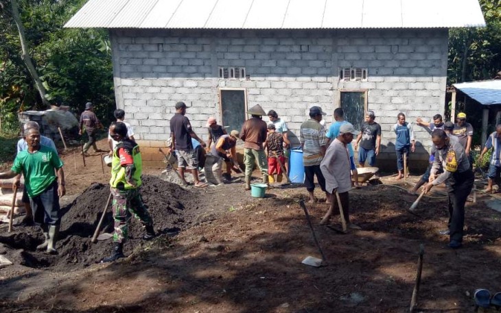 Babinsa dan Bhabinkamtibmas Desa Doplang Serka Rokhimin dan Aiptu Nasokha bantu warga binaannya saat melaksanakan kerja bhakti pembangunan Musholla Nurul Khasanah Dsn. Candi Rt 02/ Rw 05 Desa Doplang Kec. Bawen Kab. Semarang, Sabtu (22/05/2021)