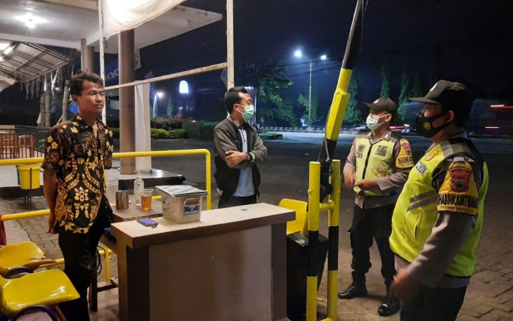 Anggota Polsek Singorojo laksanakan Patroli Blue Light , pada hari Minggu, 23 Mei 2021.
