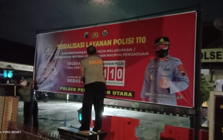 Polsek Pekalongan Utara telah terpasang Spanduk layanan 110, dengan ukuran besar didepan Mapolsek Pekalongan Utara Selasa,(25/5/2021)