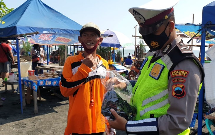 KBO Satlantas Polres Kendal Iptu Imam Sofyan bersama Anggota Satlantas Polres Kendal membagikan Masker dan memberikan himbauan kepada masyarakat