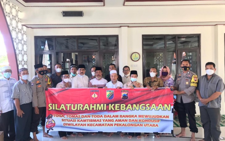 Bertempat di Masjid Babussalam Jl. Nakula Sadewa Perum Panjang Indah Kel. Kandang Panjang Kecamatan Pekalongan Utara Kota, Kapolsek Kompol Bakti Kautsar Ali, S.I.K, S.Sos gelar Silaturahmi Kebangsaan Toga, Tomas dan Toda dalam Rangka Mewujudkan Situasi Kamtibmas Yang Aman dan Kondusif Kamis, (27/5/2021)