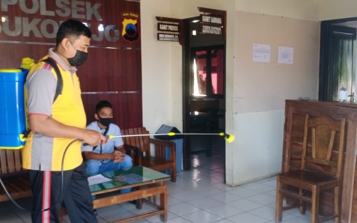 Anggota Polsek Sukorejo Semprotkan Desinfektan di Mapolsek pada hari Jum'at 28/5/2021. 
