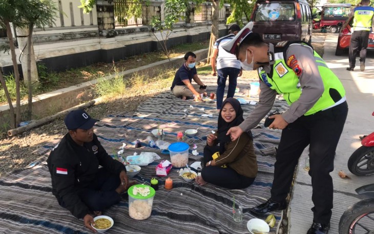 Satlantas Polres Kendal bagikan masker gratis pada hari Sabtu pagi di Stadion baru Kebondalem Kendal.