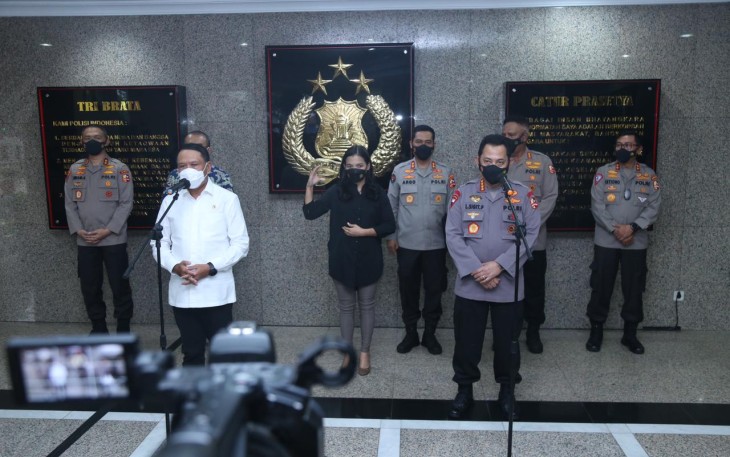 Kapolri bersama Menteri Pemuda dan Olahraga (Menpora), Zainudin Amali saat umpa pers di Gedung Mabes Polri, Jakarta Selatan, Senin (31/5/2021).  