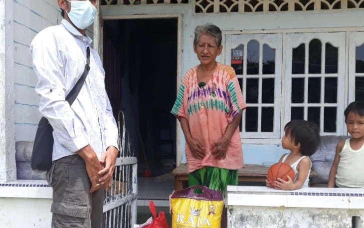 PLN UPT Karimun Salurkan Paket Sembako ke Warga Kurang Mampu