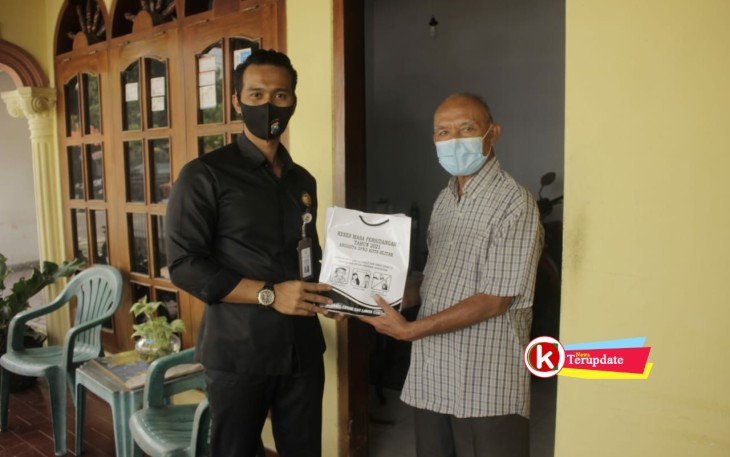 M. Hardita Magdi Saat Serahkan Bantuan ke Konstituennya Disela Reses (foto : Faisal NR / Klikwarta.com Blitar)