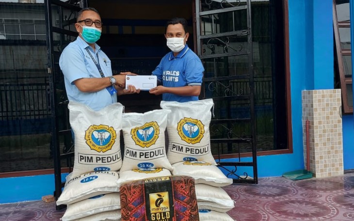 PIM Bagikan Ratusan Paket Sembako Sambut Lebaran