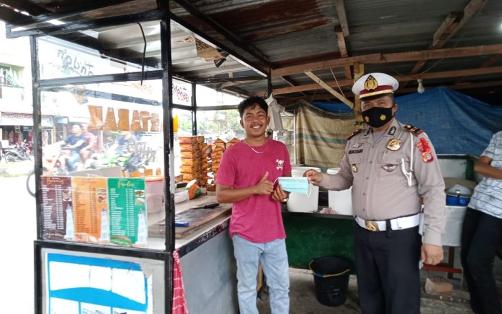 Polres Aceh Singkil Bagikan Masker Gratis