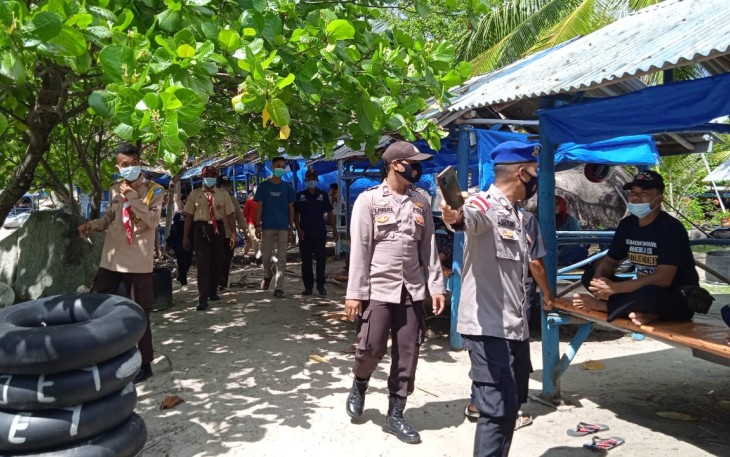 Personil Pos Pam Pantai Trikora Bintan  Lakukan Pemantauan Pengunjung