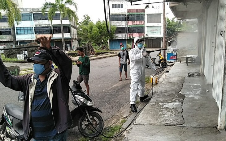 Polsek Bukit Bestari Semprotkan Desinfektan di Kawasan Bintan Plaza