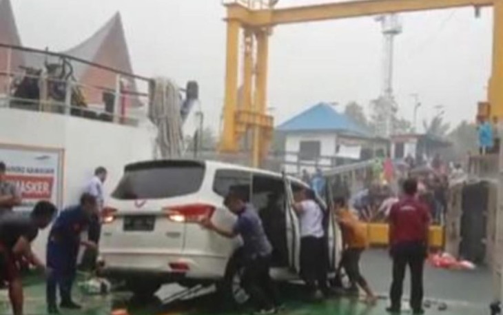 Satu Unit Mobil Nyaris Jatuh ke Danau Toba dan Ditarik Secara Bersama-sama ke Dalam Kapal