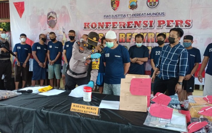 Polres Kendal menggelar konfrensi Pers di depan Lobi Mapolres Kendal pada hari Senin, 17/5/2021 dalam kasus penggelapan mobil L 300.