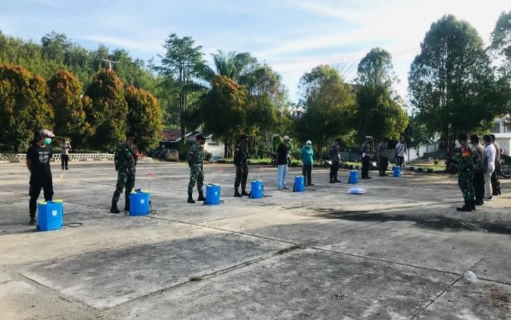 KODIM 1206/PSB STERILISASI COVID 19 MULAI GARDA TERDEPAN MASYARAKAT PERBATASAN