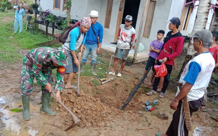 Wujudkan Lingkungan Yang Bersih, Babinsa Koramil 17/Silat Hulu, Bersama Perangkat Desa Bangun Saluran Drainase.
