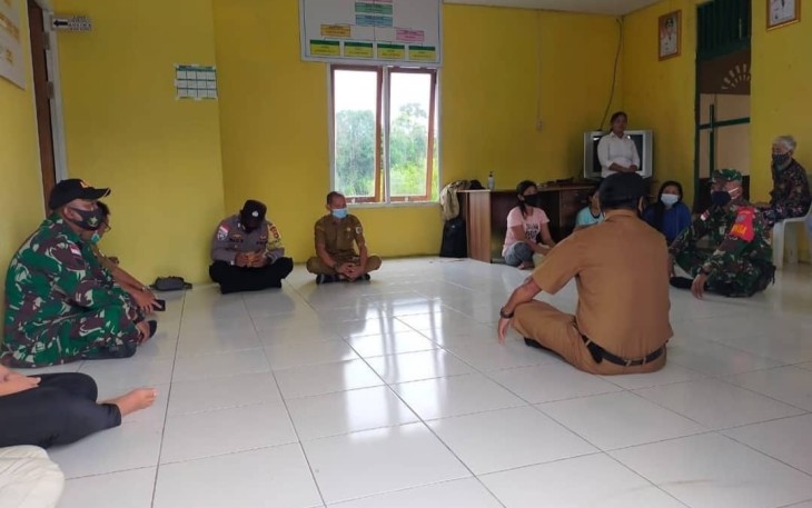 Babinsa Koramil 1206-18 / Puring Kencana Melaksanakan Komsos Sekaligus Memberikan Himbauan Kepada Warga Agar Tetap Mematuhi Protokol Kesehatan