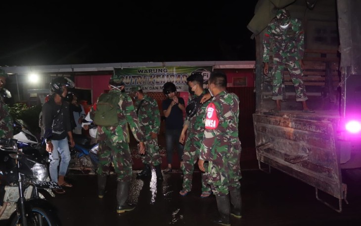 Babinsa 1206-12/Manday Bantu Evakuasi Warga Yang Terdampak Banjir