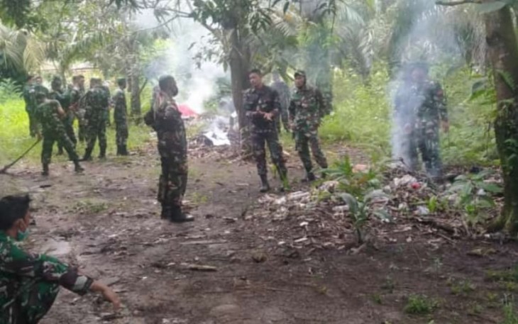 Personil Kodim 1206/PSB Melaksanakan Pembersihan Pangkalan Di Sekitaran Makodim 1206/PSB