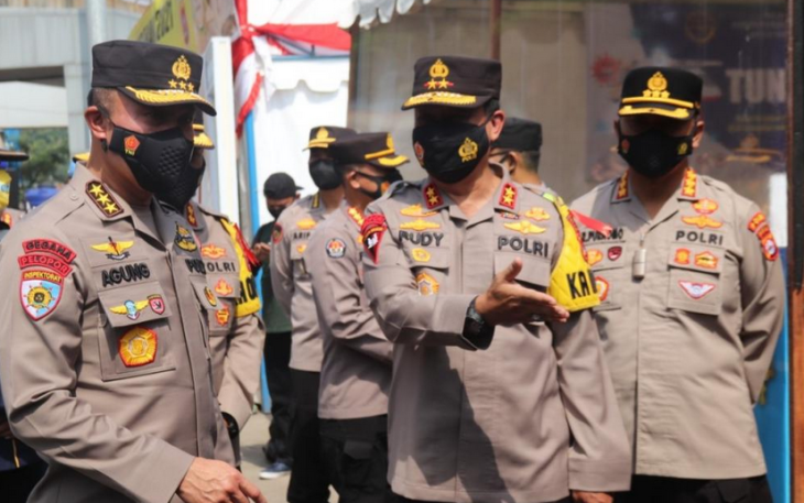 Irwasum Polri Komjen Pol Drs Agung Budi Maryoto MSi Tinjau Pos Pam di Pelabuhan Merak Banten