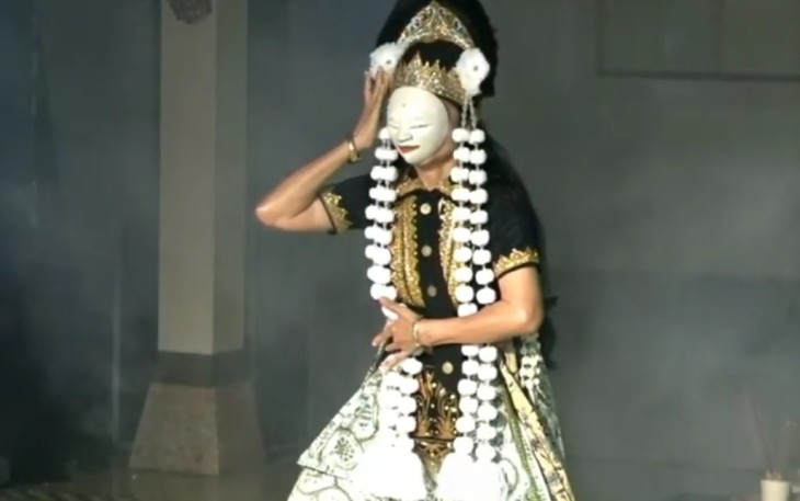 Maestro topeng Indonesia asal Indramayu Wangi Indria saat tampil pada IMF 2021