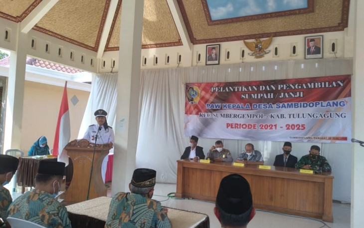 Camat Sumbergempol Abu Zain Lantik Kades Terpilih Antar Waktu (PAW) Desa Sambidoplang 