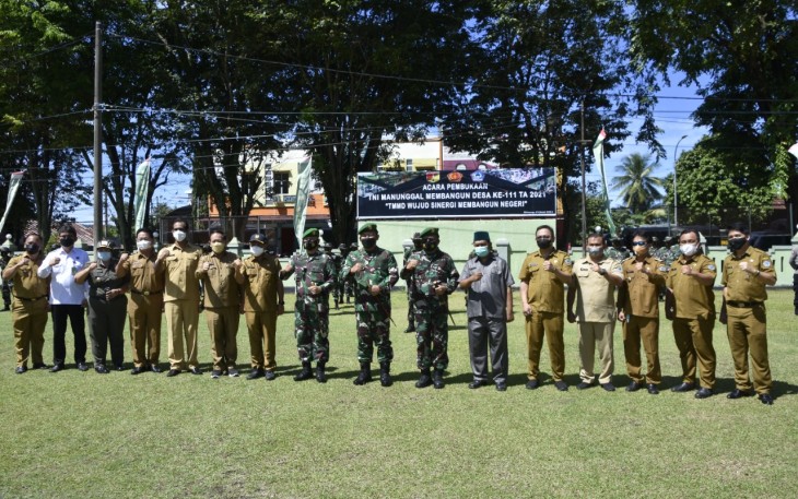 Foto bersama usai kegiatan upacara pembukaan TMMD kodim 1310/Bitung tahun anggaran 2021