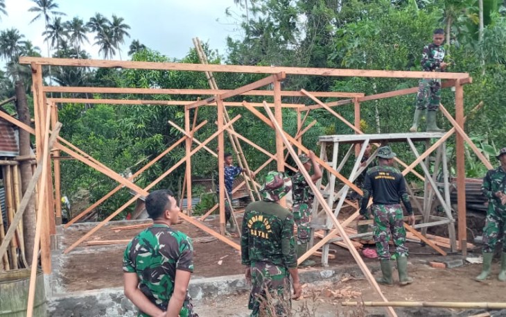 Rumah tidak layak huni yang di kerjakan oleh satgas TMMD kodim Bitung