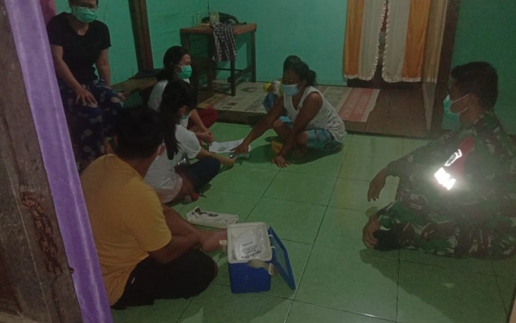 Babinsa Air Besar Dampingi Petugas Puskesmas Lakukan Tes Swab PCR