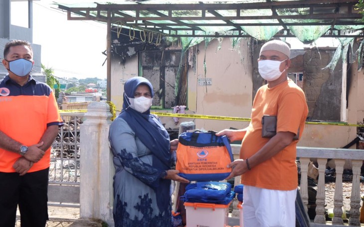 Walikota Tanjung Pinang Rahma Serahkan Bantuan ke Warga yang Tertimpa Bencana 