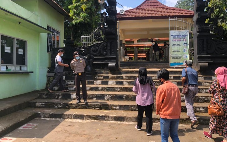 Polsek Patean laksanakan Patroli Blue Light di wilayah hukum Polsek Patean pada hari Rabu tanggal 1/6/2021.