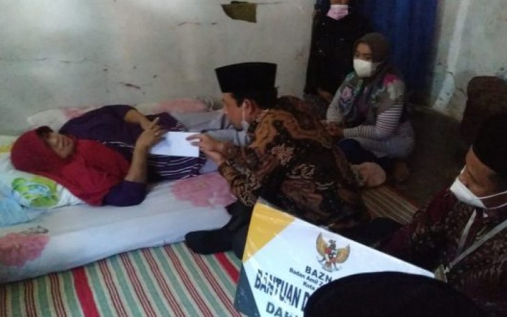 Wawali Dedy Wahyudi Besuk Warga Sakit,  Beri Jadup, Kursi Roda dan Doakan agar Cepat Sembuh