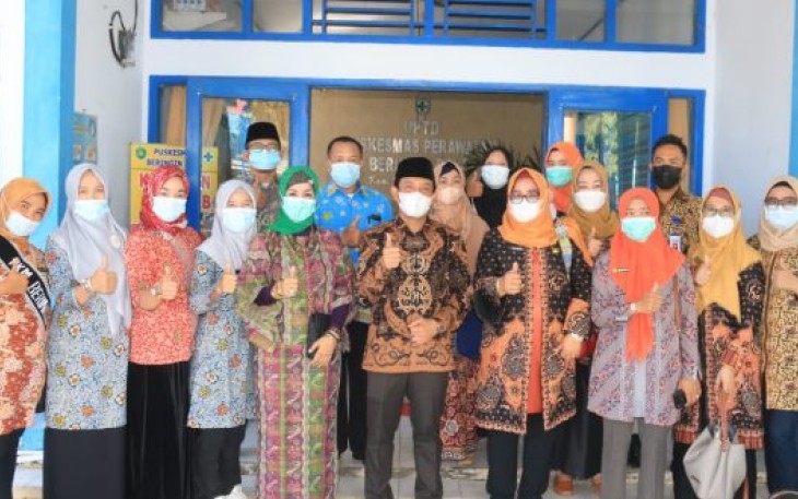 Pemerintah Kota (Pemkot) Bengkulu melalui Dinas Kesehatan (Dinkes) dan Puskesmas Beringin Raya mengundang para lansia di Kota Bengkulu untuk menyukseskan vaksinasi para lansia yang bertempat di Puskesmas Beringin Raya, Kamis (3/6/2021).