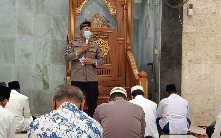 Kepala Kepolisian Sektor (Kapolsek) Patebon AKP Miyardi, SH memberikan pesan Kamtibmas  kepada jamaah sholat Jum'at 