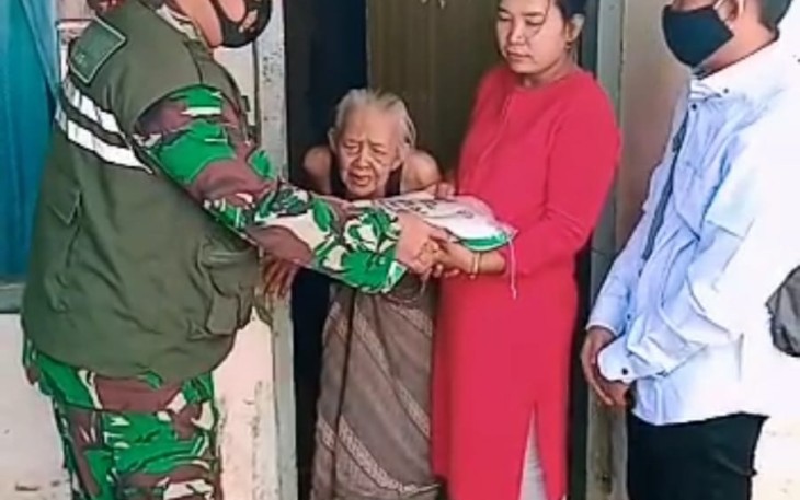 Babinsa koramil jajaran Kodim 0617/Majalengka secara door to dor kepada warga masyarakat yang benar - benar berhak menerima bantuan tersebut.